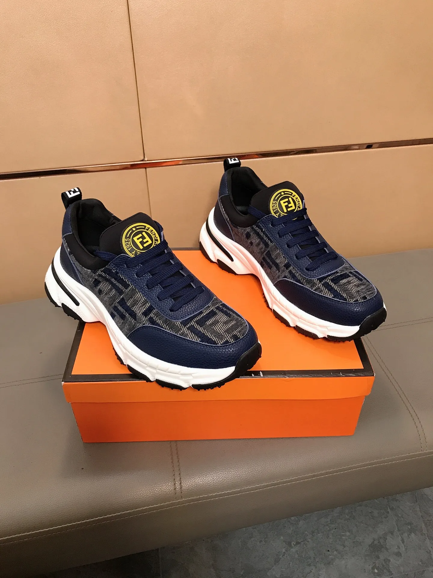 Factory price 442 💥💥🔺🔺FENDI [Fendi] Men’s new casual shoes are a hit! , that kind of calm connotation️elegant taste is indescribable to start the journey of fashionable shoes💍💍to cope with various occasions calmly! The momentum of the big names speaks for itself! Comfortable and comfortable on the feet! Materials: Imported printed materials, stitched with cowhide design, sheepskin feet, a fashion must-have! Code number: 38-44